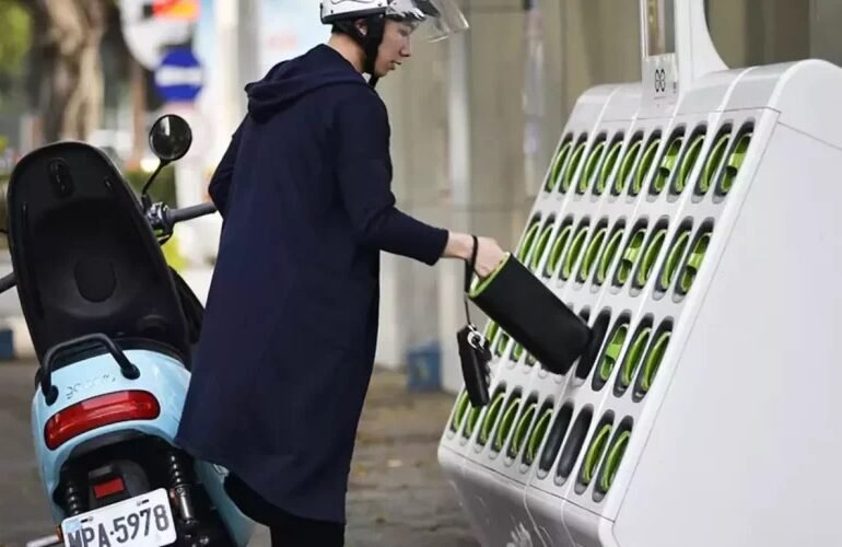Limo Green rider swapping a battery at a curbside station